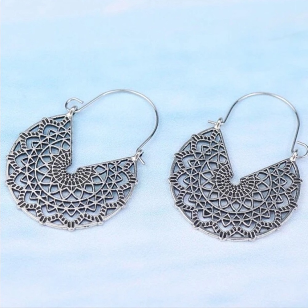SILVER TONE OPEN WORK FILIGREE ANTIQUE INSPIRED WEBBED HUGGIE STYLE HOOPS - Picture 3 of 5